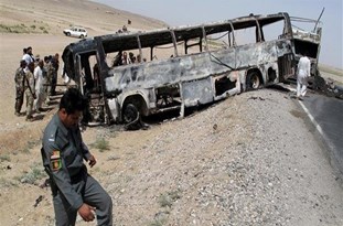 واژگونی اتوبوس زائران پاکستانی در محور جوکار - تویسرکان
