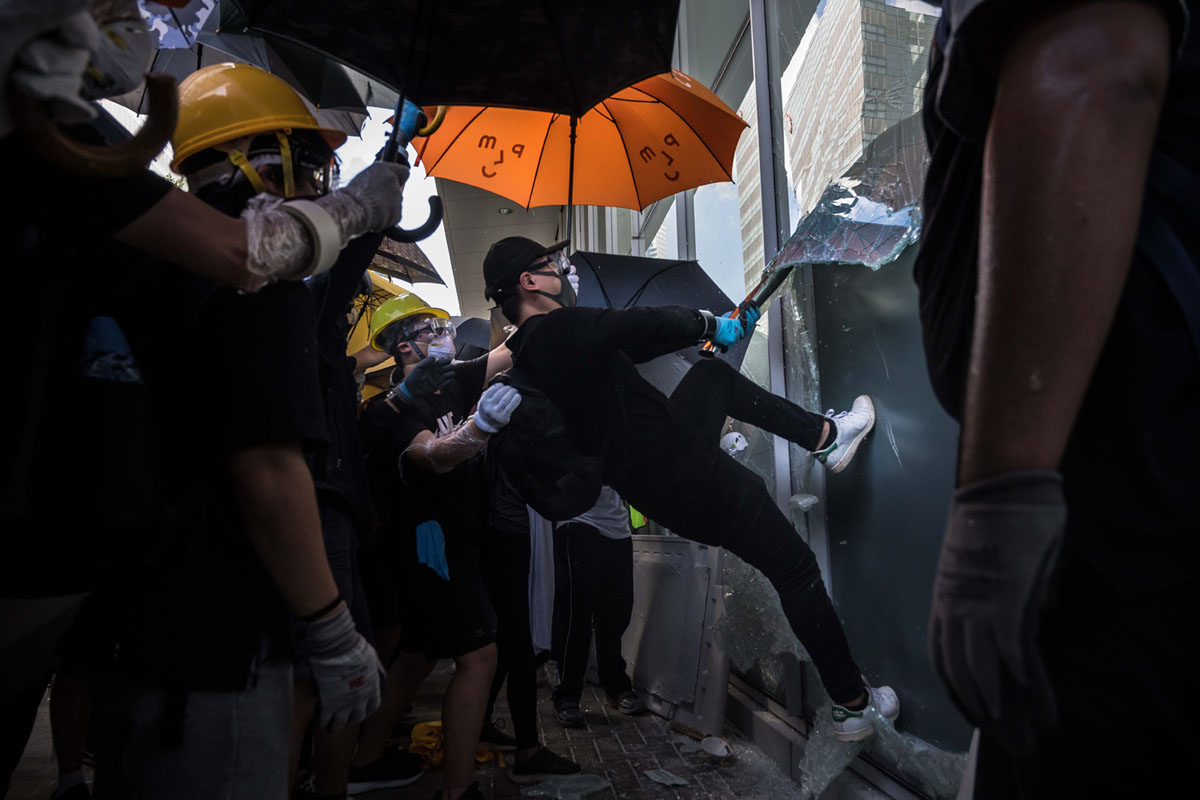 هجوم معترضان هنگ کنگ به ساختمان پارلمان +تصاویر 