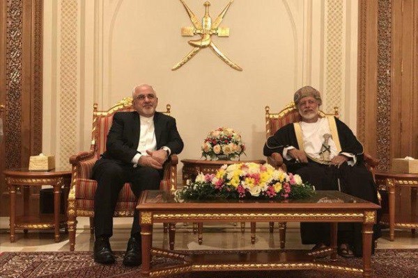 رایزنی ظریف با وزیر امورخارجه عمان در مسقط