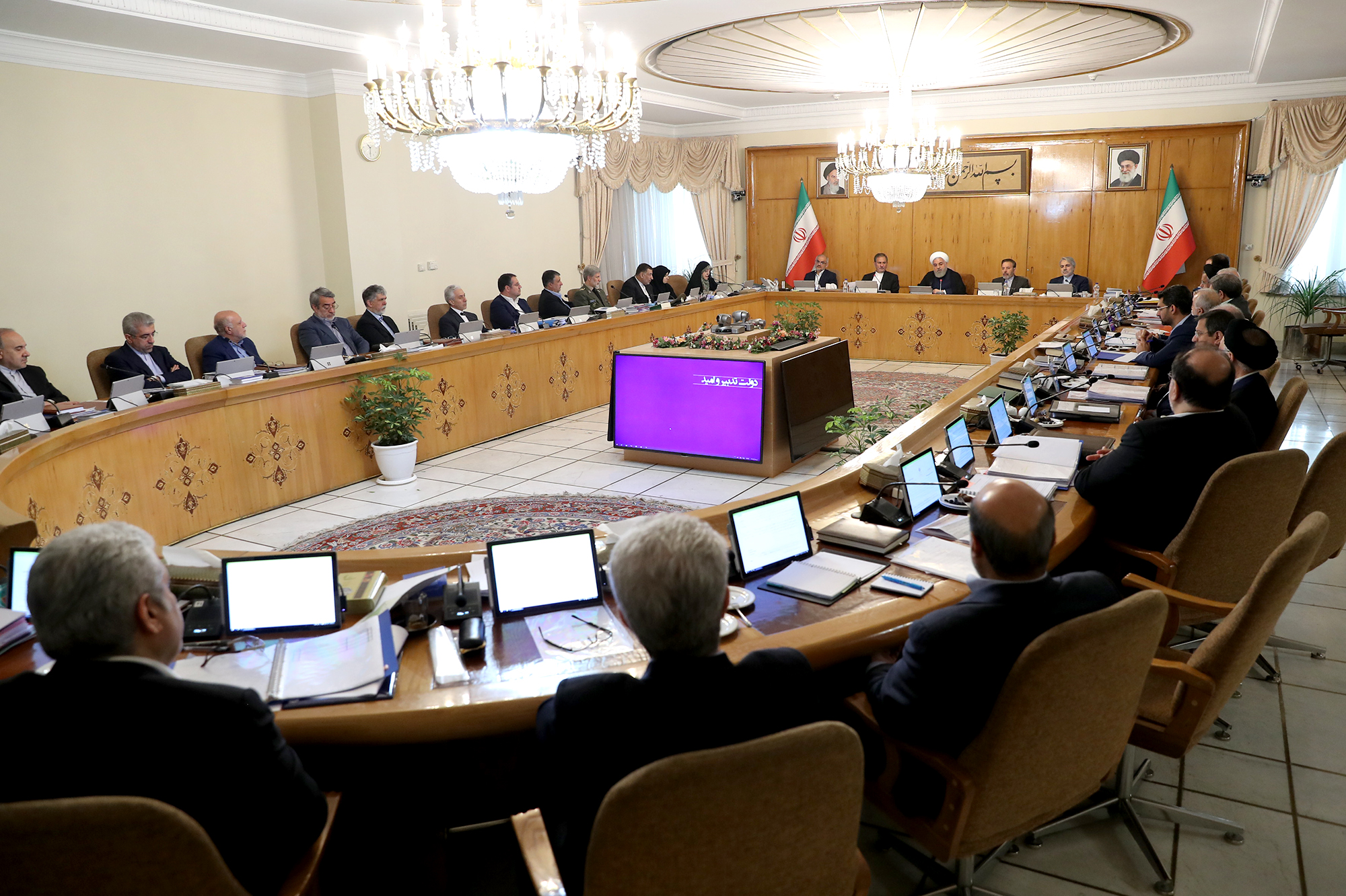 روحانی: دولت هرگز فرصت مذاکره را از دست نداده و نخواهد داد /  به اسم مذاکره کنار میز تسلیم نمی‌نشینیم 