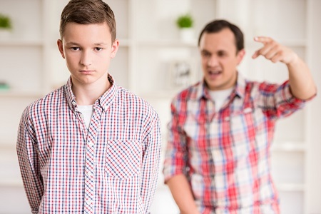 بدترین اشتباه والدین امروزی در رفتار با نوجوان شان