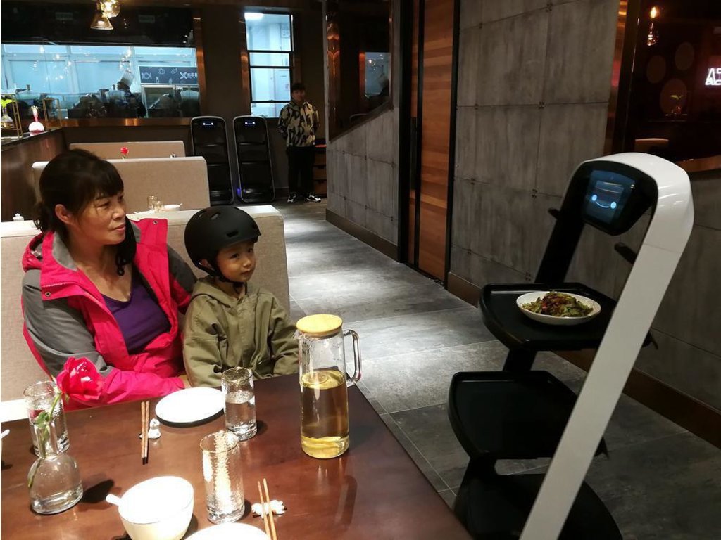 گشایش نخستین کافه روبات در تیانجین چین +عکس