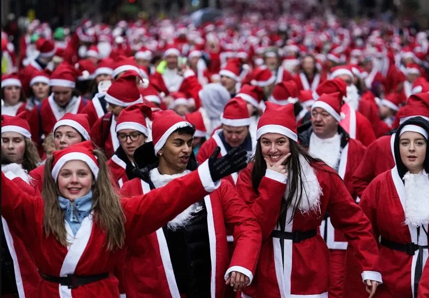 شرکت ۷هزار نفر در مسابقه دوی بابانوئل‌ +تصاویر