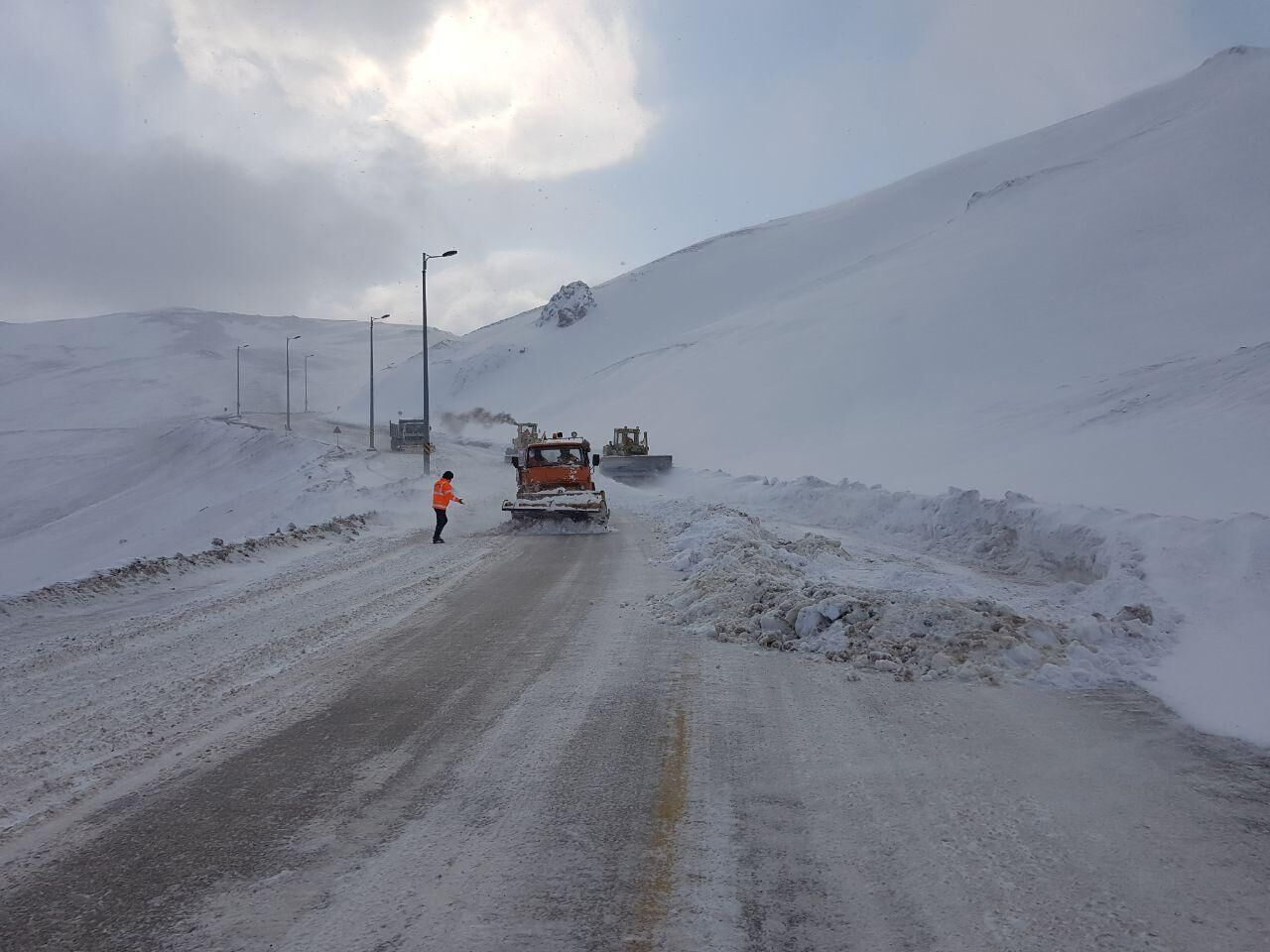 برف و کولاک ۱۰۰راه روستایی کشور را مسدود کرد