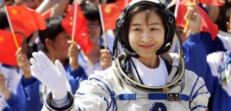 نخستین زن فضانورد به ماه می‌رود