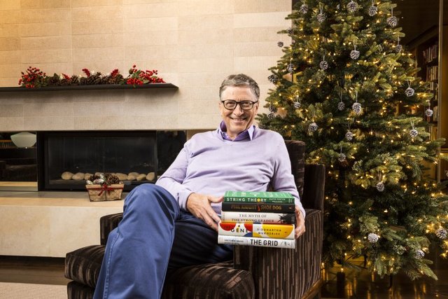 ثروتمندترین مرد جهان چه کتاب‌هایی می‌خواند +عکس 