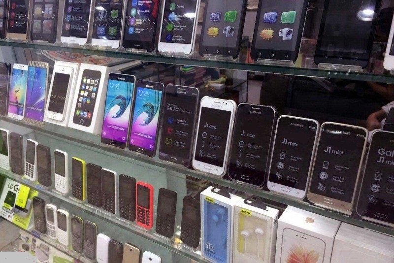 بازار گوشی تلفن همراه در انتظار واردات کالا است/ کاهش ۳۰درصدی قیمت‌ها در صورت ترخیص کالا