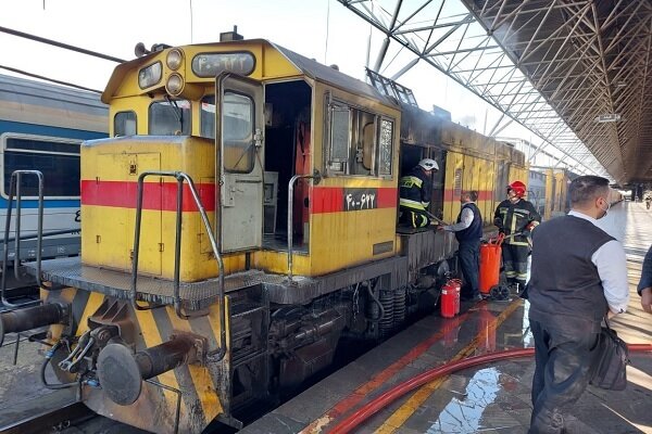 آتش سوزی یک لوکوموتیو مسافری در ایستگاه راه آهن تهران