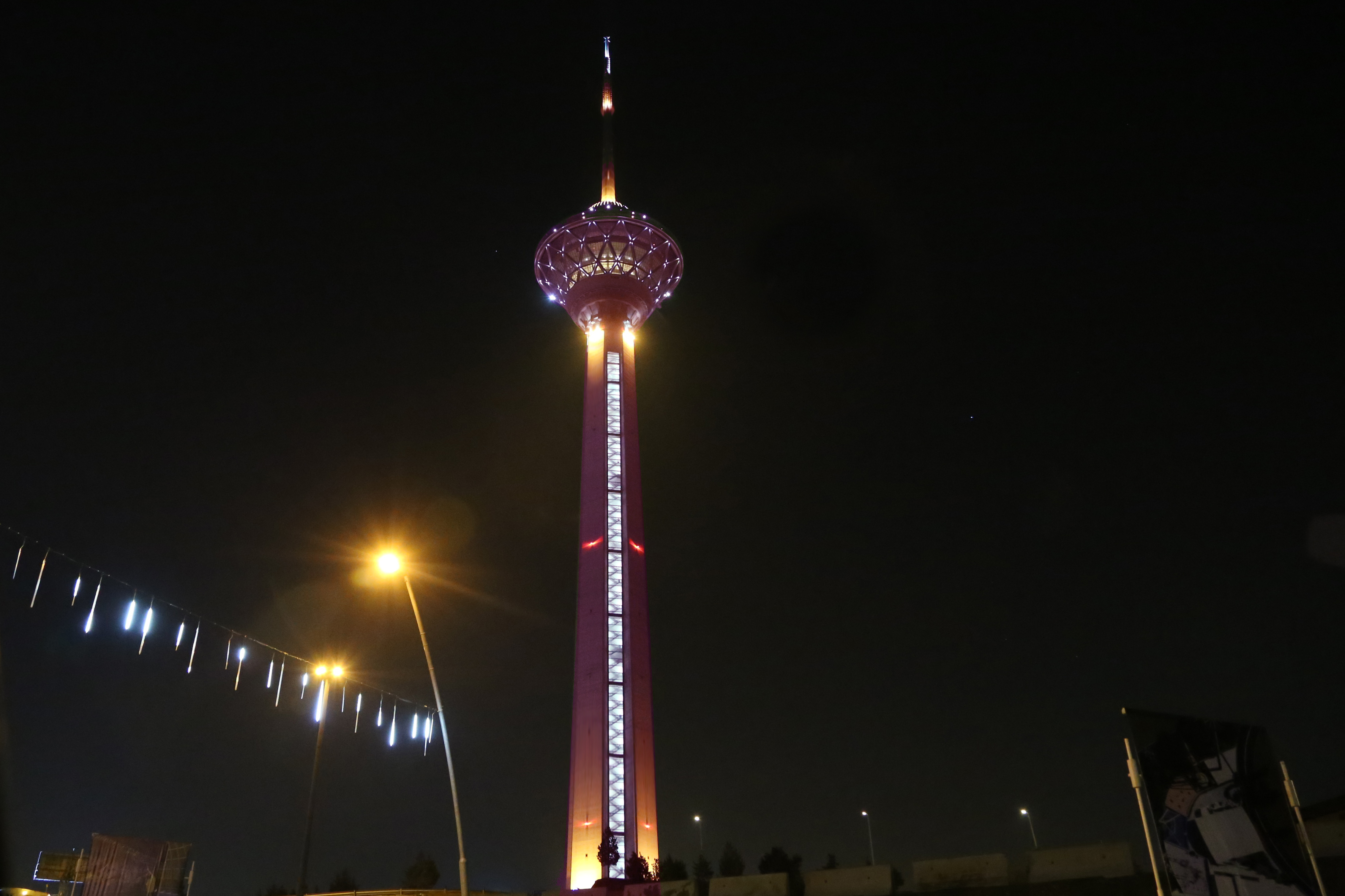 برج آزادی و میلاد نارنجی شدند و به کمپین محک پیوستند