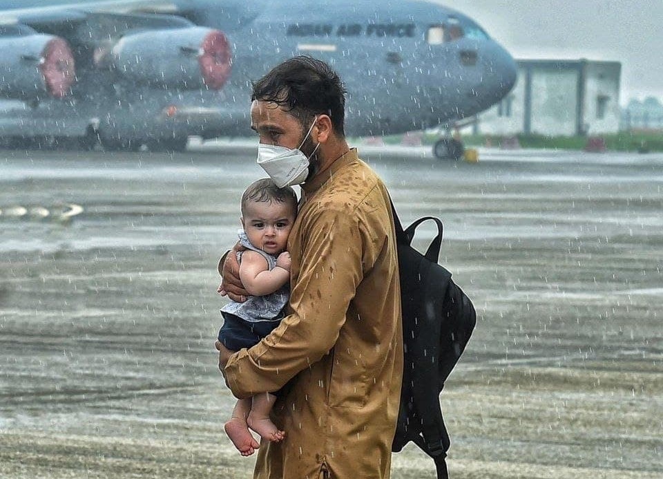 سرگردانی پدر و فرزند افغان در فرودگاه کابل + عکس