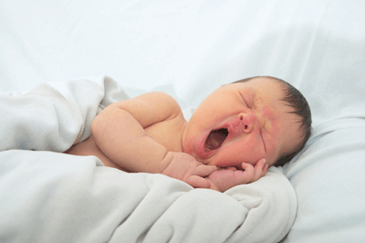 نخوابیدن نوزاد چه دلایلی دارد؟ / همه احتمالات در سنین مختلف