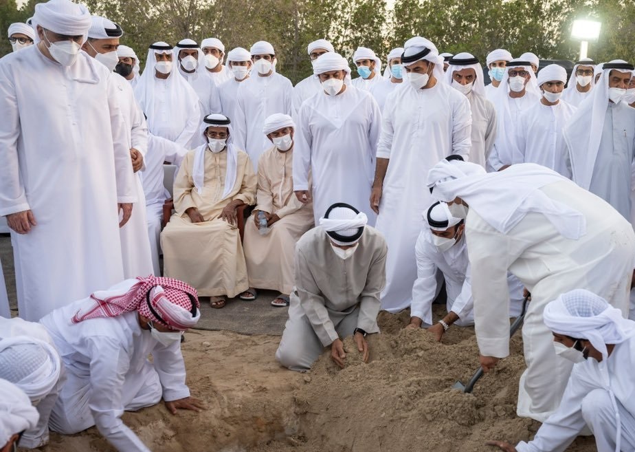 قبر ساده رییس کشور امارات + عکس
