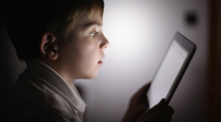 خشکی چشم کودکان توسط دستگاه‌های دیجیتالی