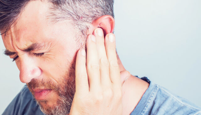 دلیل سوت کشیدن گوش و صدای وز وز چیست؟ + موارد خطرناک
