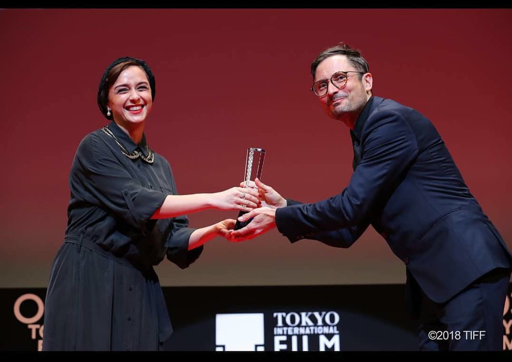 ترانه علیدوستی در حال اهدای جایزه به بازیگر مرد +عکس
