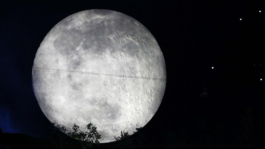 چرا ماه در آسمان صورت عوض می‌کند؟