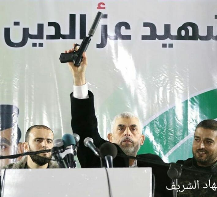  اسلحه افسر اسرائیلی در دست رهبر حماس +عکس 