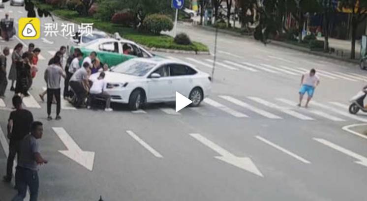 پرتاب شدن عابر پیاده پس از تصادف در خیابان! + فیلم