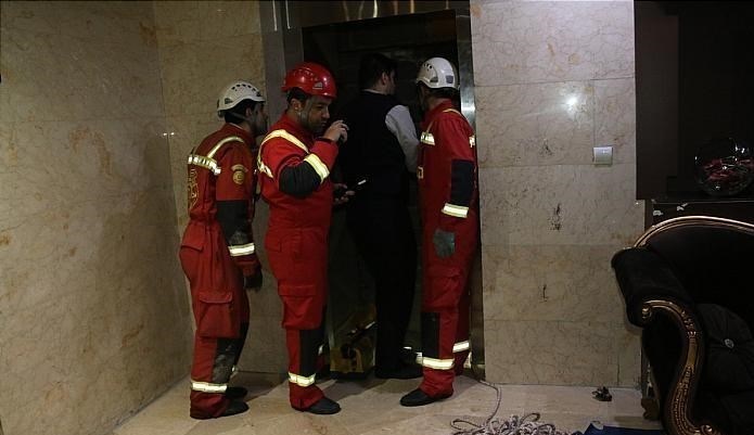 حبس ۹ نفر داخل آسانسوری در سعادت‌آباد + تصاویر 