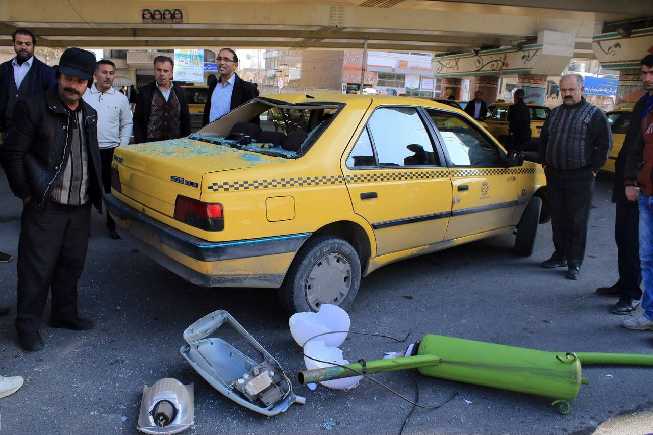 سقوط تیر چراغ بر روی تاکسی‎ +عکس