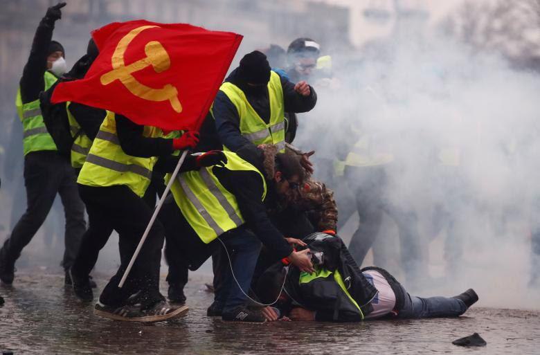 پرچم شوروی سر از تظاهرات جلیقه‌زردها درآورد +عکس