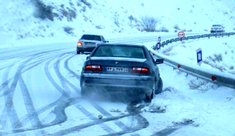 بارش سنگین برف در جاده سمنان-مازندران +فیلم