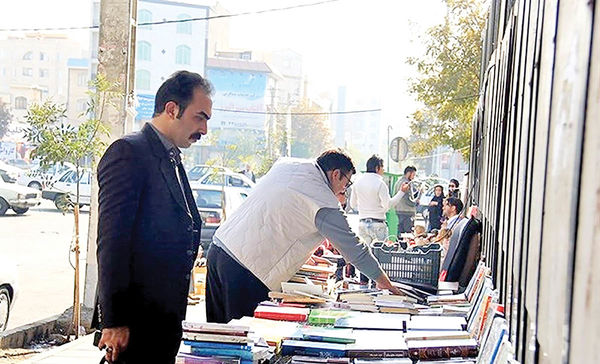 رونق دستفروشی کتاب در خیابان انقلاب