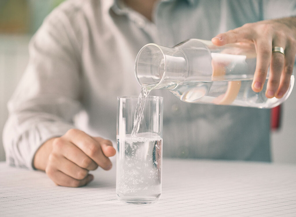 نوشیدن بیش از اندازه آب چه بلایی سرمان می آورد؟