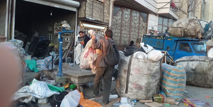 زباله‌گردی در تهران کم شده است