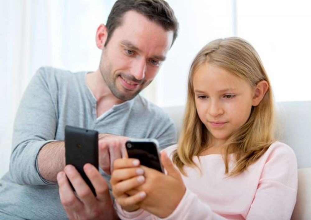 چه سنی برای استفاده کودک از تلفن همراه مناسبه؟