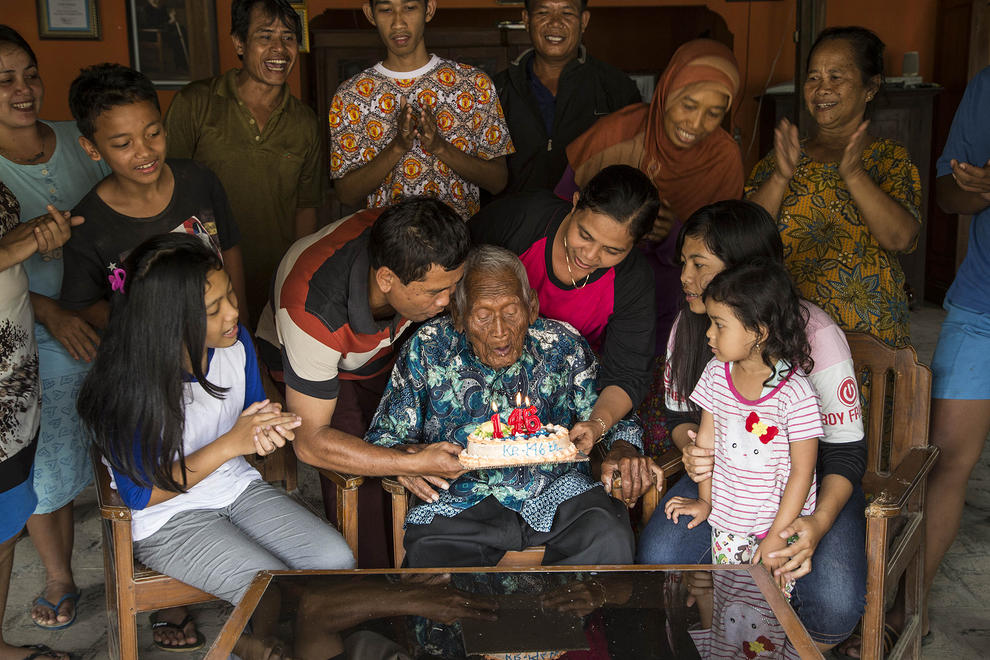 جشن تولد پیرترین انسان جهان +عکس