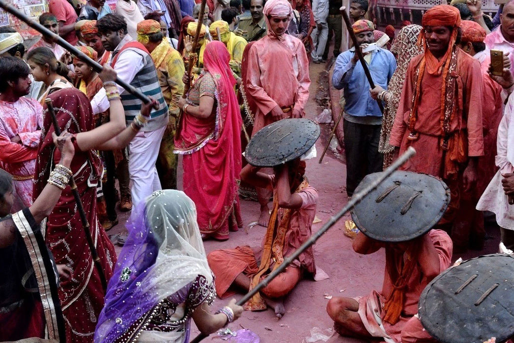 جشن عجیب هندی ها؛ مردان زنان با چوب می زنند + فیلم