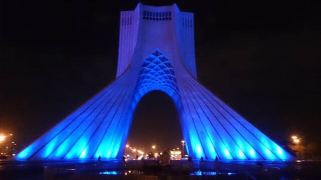 نورپردازی روی برج آزادی تهران در همدردی با افغانستان +فیلم