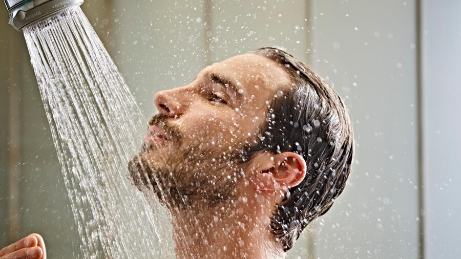  ۱۳ اشتباه کُشنده که هنگام حمام کردن انجام می‌دهید