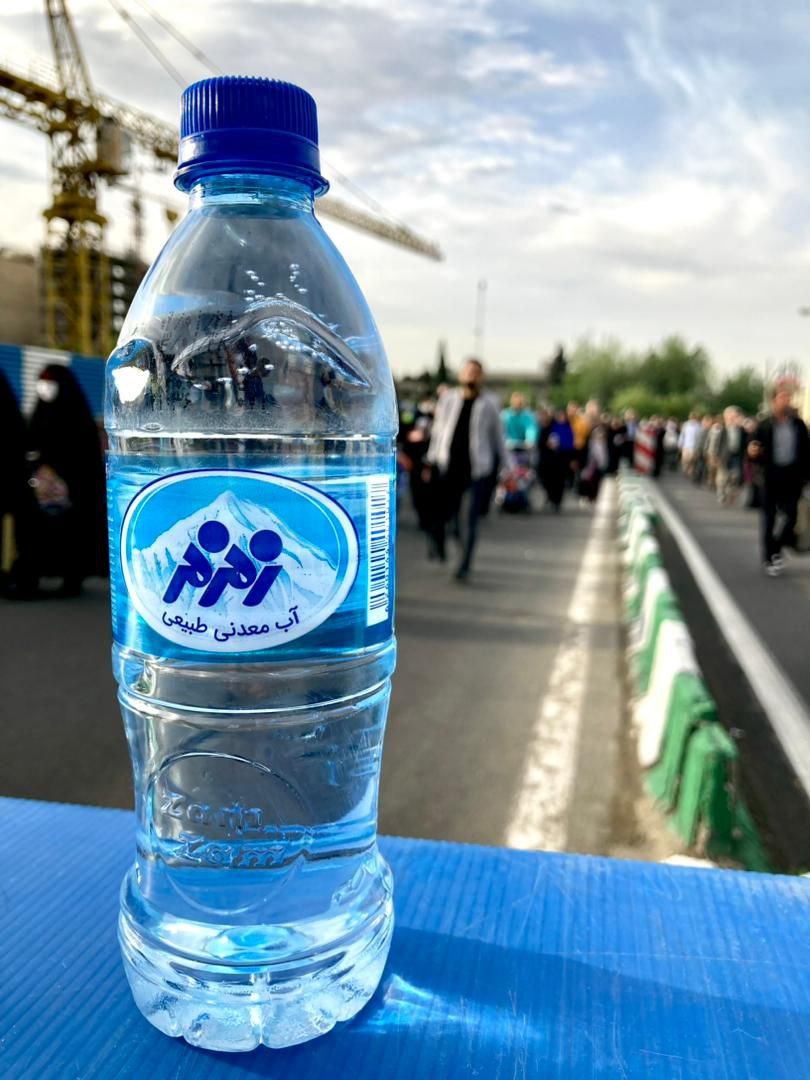 برند زمزم ۱۵۰هزار بطری آب معدنی بین نمازگزاران عید فطر توزیع کرد