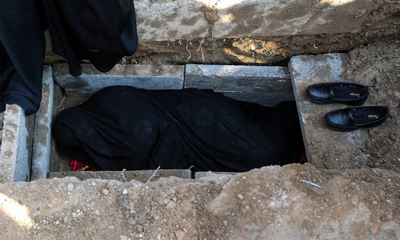 خوابیدن مادر شهید هادی طارمی در قبر پسرش +عکس