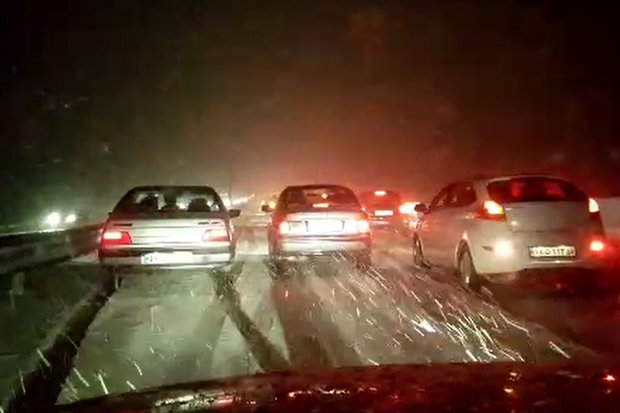 برف و کولاک شدید در اتوبان قم-تهران رانندگان را گرفتار کرد
