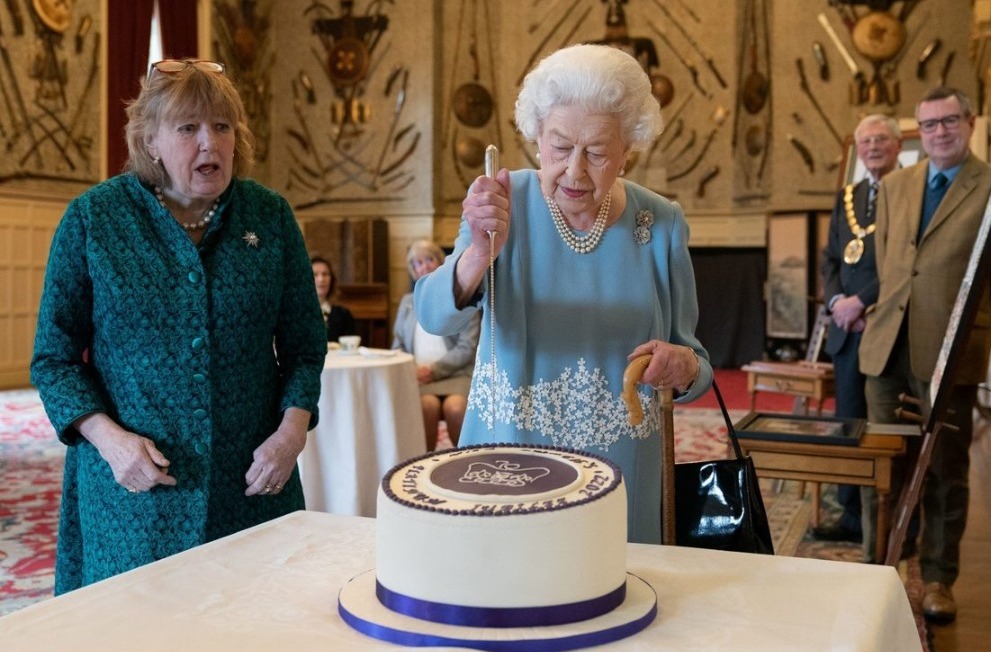کیک هفتادمین سالگرد سلطنت ملکه انگلیس + فیلم