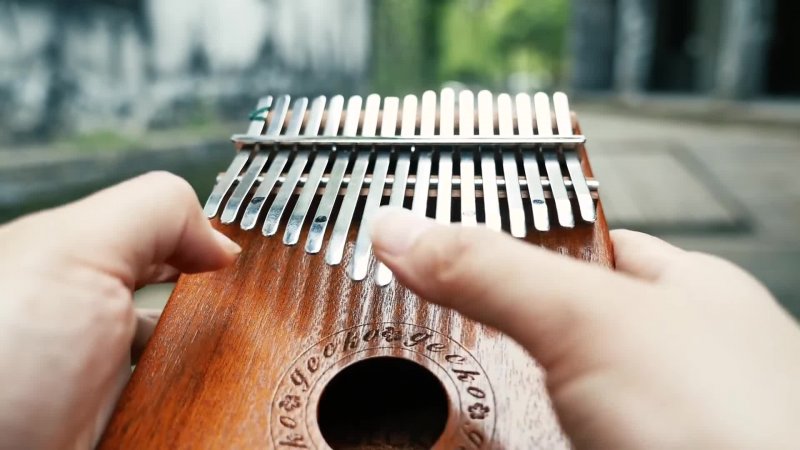 اگر به فکر یادگیری یک ساز هستید از کالیمبا نگذرید / آشنایی با پیانوی بند انگشتی