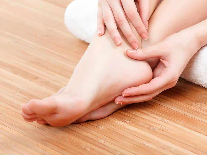 علت گزگز و درد کف پا چیست؟