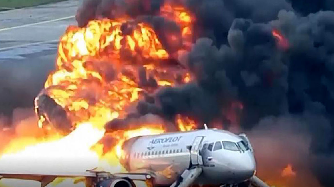 تصاویری از آتش سوزی هواپیما در مسقط + فیلم