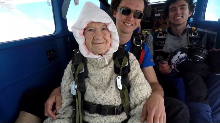 مادربزرگ ۱۰۲ ساله؛ پیرترین سقوط کننده آزاد +فیلم