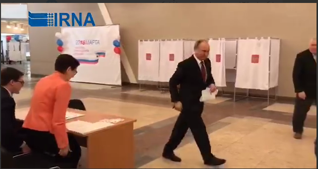 پوتین در ساعات اولیه رای‌گیری در حوزه انتخاباتی +فیلم