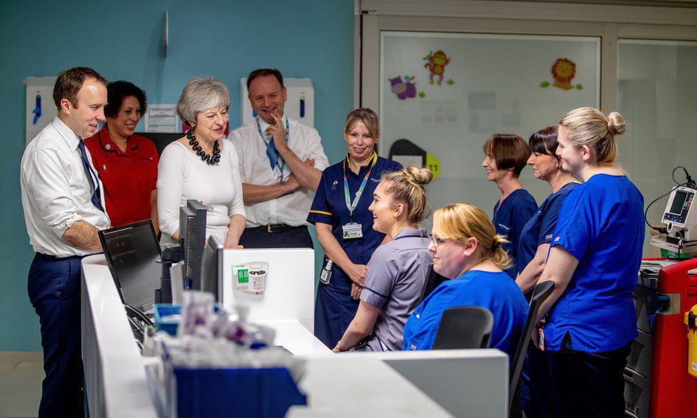 سرکشی نخست‌وزیر انگلیس به بیمارستان کودکان +عکس