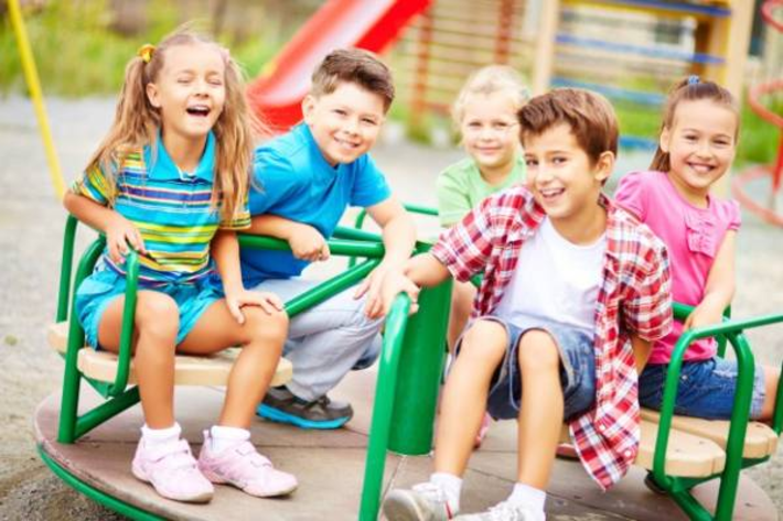 چرا بازی کردن کودکان در پارک و فضای باز ضروری است؟