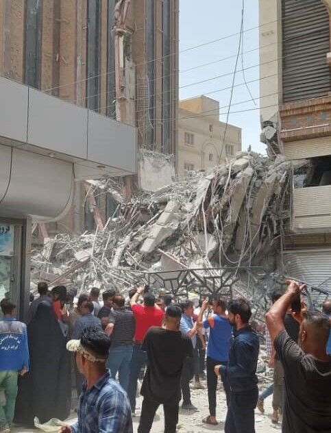 هجوم مردم به محل ریزش ساختمان ۱۰ طبقه در آبادان + فیلم