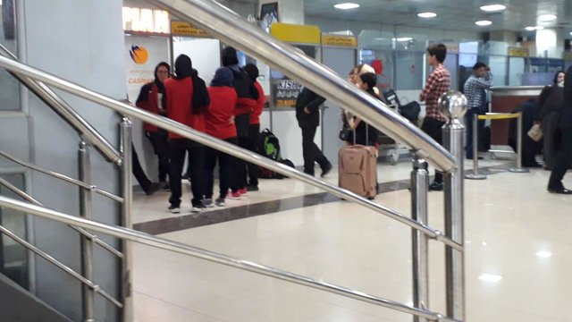 سرگردانی تیم فوتسال بانوان مشکی‌پوشان در فرودگاه اهواز + عکس