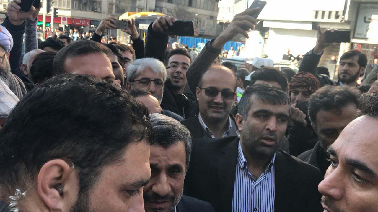 حضور احمدی‌نژاد و مشایی مقابل محل برگزاری دادگاه بقایی