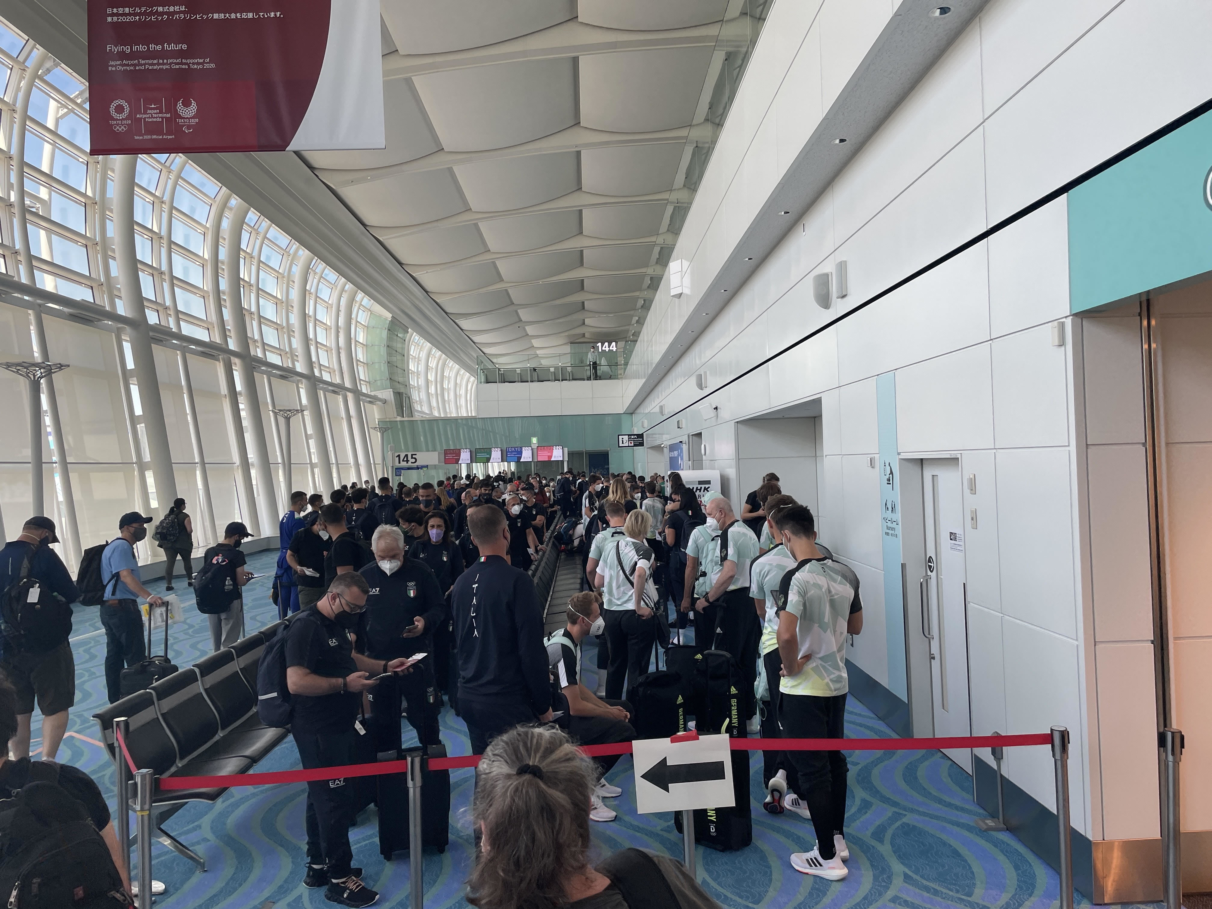 معطلی کاروان کشورهای المپیکی در فرودگاه توکیو / وقتی نظم ژاپنی از بین می‌ رود