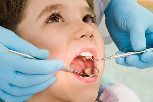 چه چیز باعث پوسیدگی دندان کودکان می‌شود؟